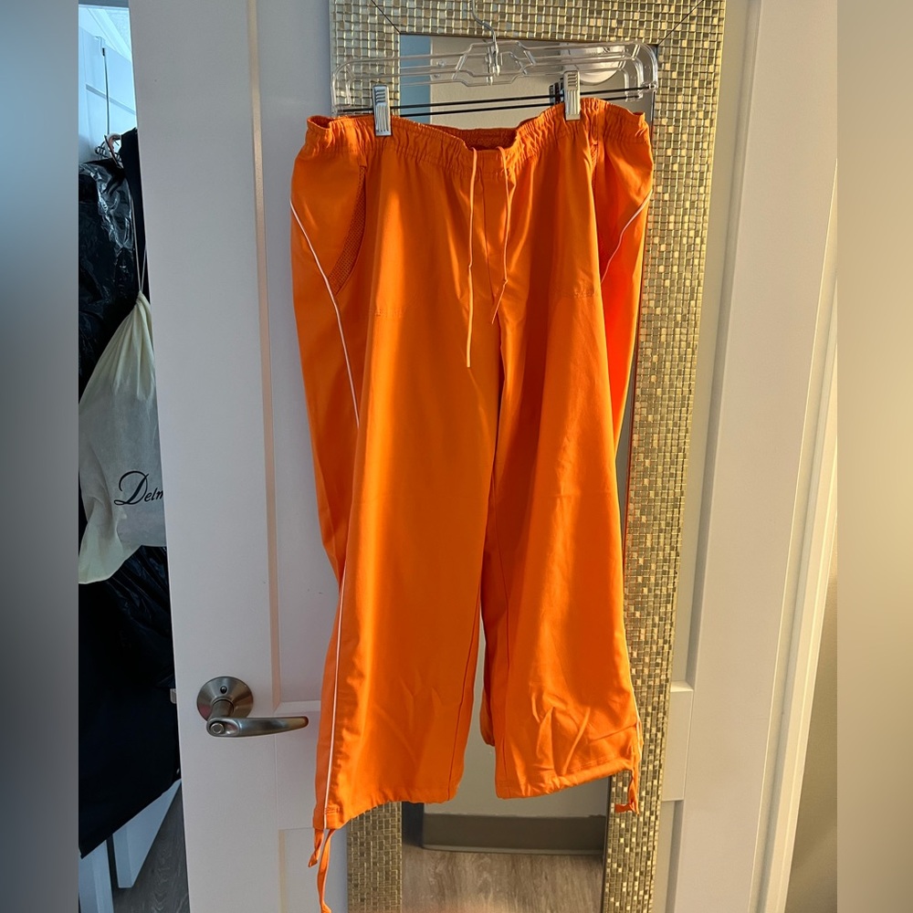 ORANGE NIKE CAPRI’S IN A SIZE 8/10… EXCELLENT CONDITION.